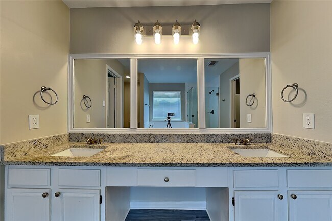Building Photo - 2203 Pincher Creek Dr