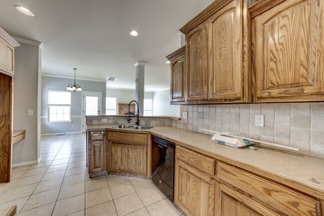 Building Photo - 5 Bed | 2.5 Baths | Broken Arrow