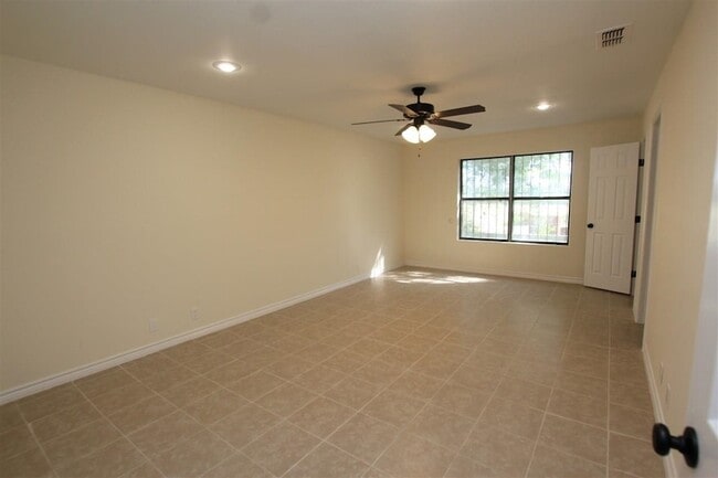 Building Photo - 4605 S Zapata Hwy