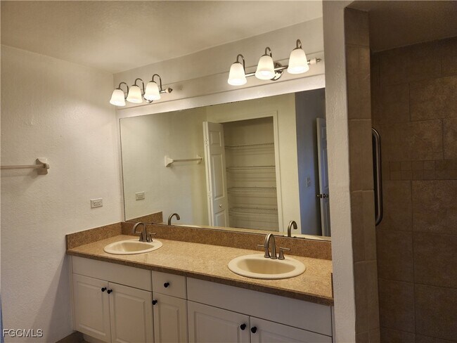 Building Photo - 1214 NE 14th Ave