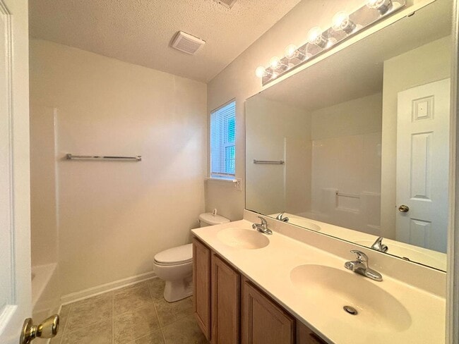 Building Photo - Available now. Great 2 BR/2.5 BA Townhome in Oak Bluff!