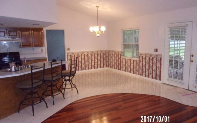 Building Photo - 171 SW Erin Glen
