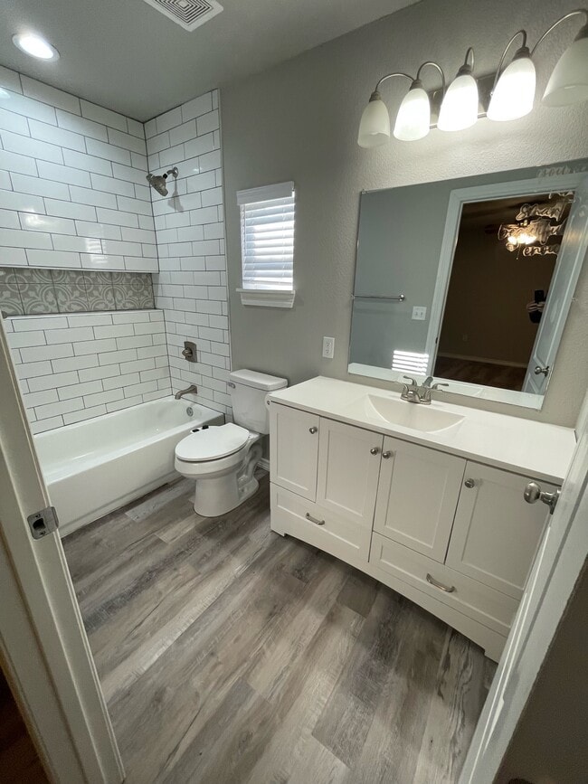 Building Photo - 810 Seven Oaks Rd