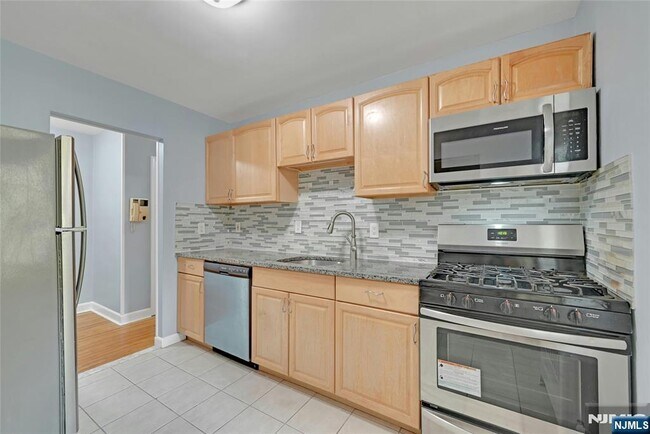 Building Photo - 2350 Linwood Ave