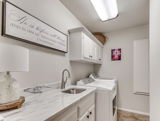 Building Photo - Fully Furnished Short Term Rental