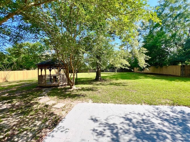 Building Photo - Charming Home - Newly Renovated