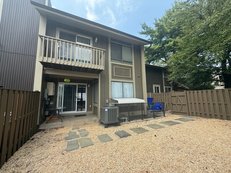 Building Photo - 18451 Stone Hollow Dr