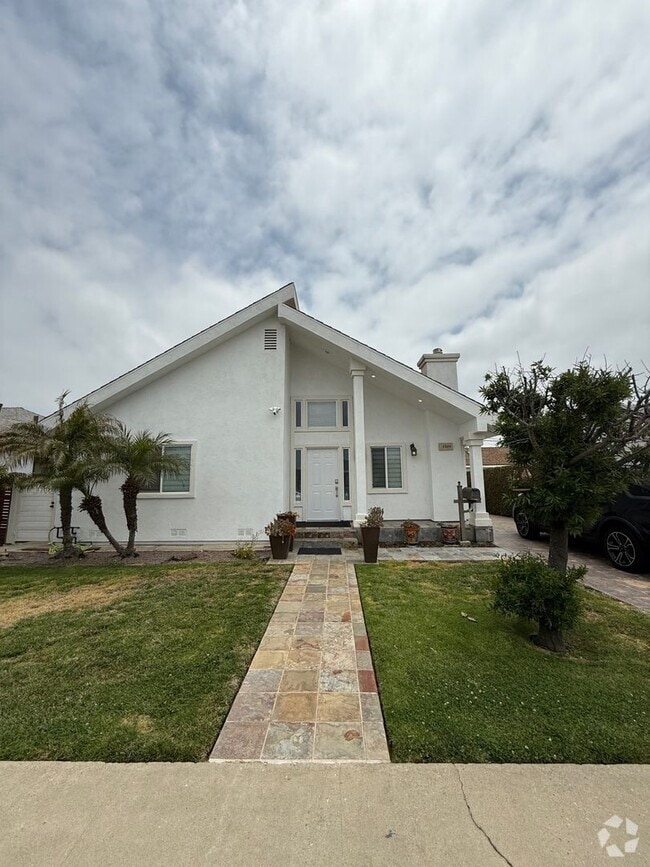 Building Photo - Furnished House Including All Utilities, I...