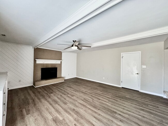 Building Photo - A Ranch Home In Great Neck!  Ready NOW!  P...