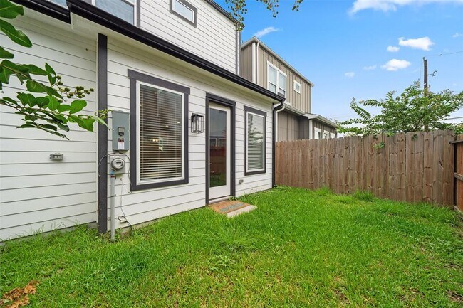 Building Photo - 8470 Berry Grn Ln