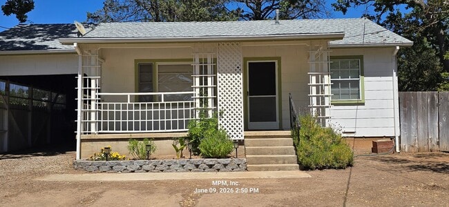 Building Photo - Large 1 bed 1 bath home on its own lot