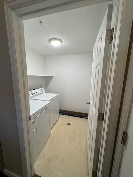 Building Photo - 1520 S Florence Way