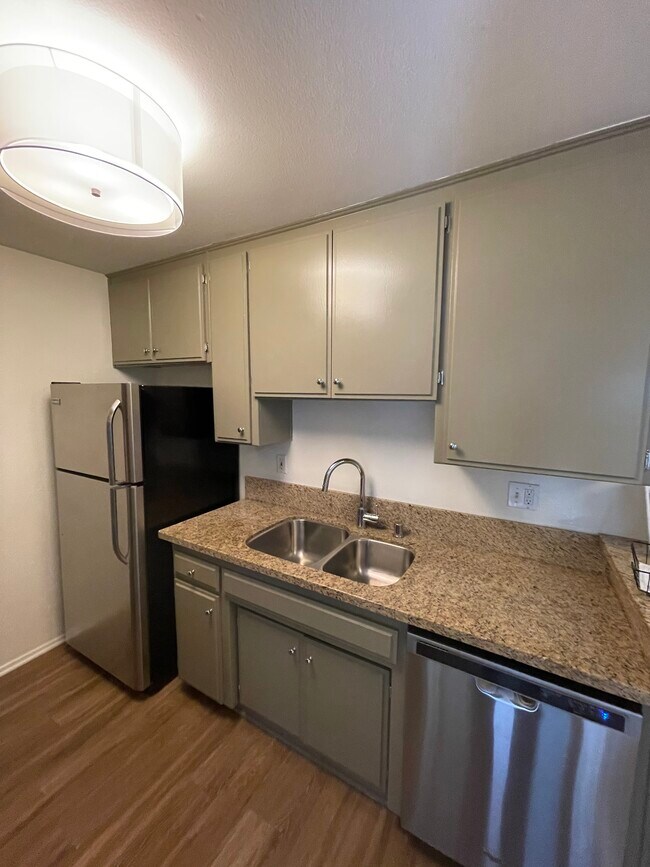 Building Photo - 1410 Wellesley Ave