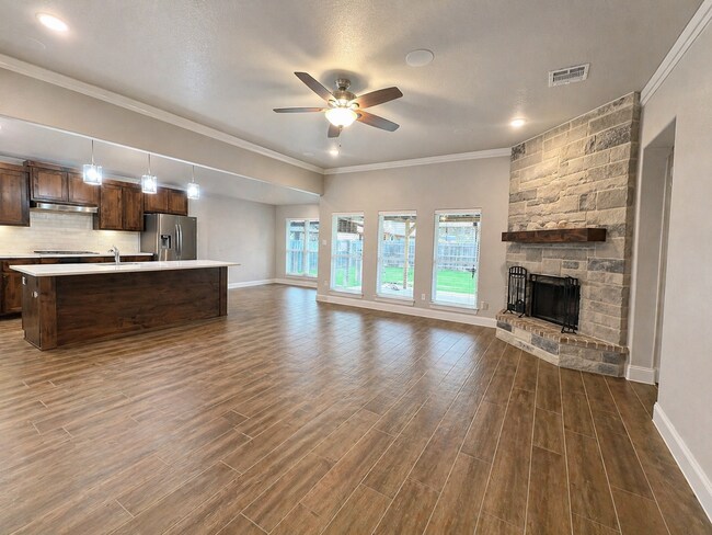 Building Photo - AVAILABLE FOR MOVE-IN WITH A 2-WEEK NOTICE