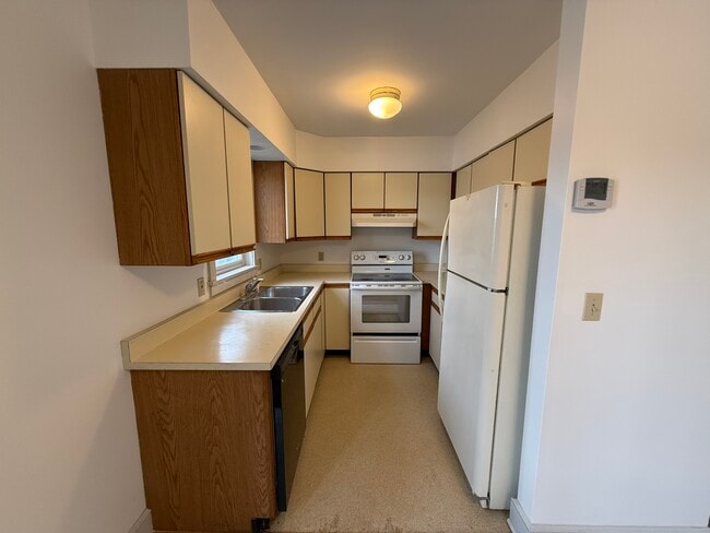 Building Photo - 112-116 EAP