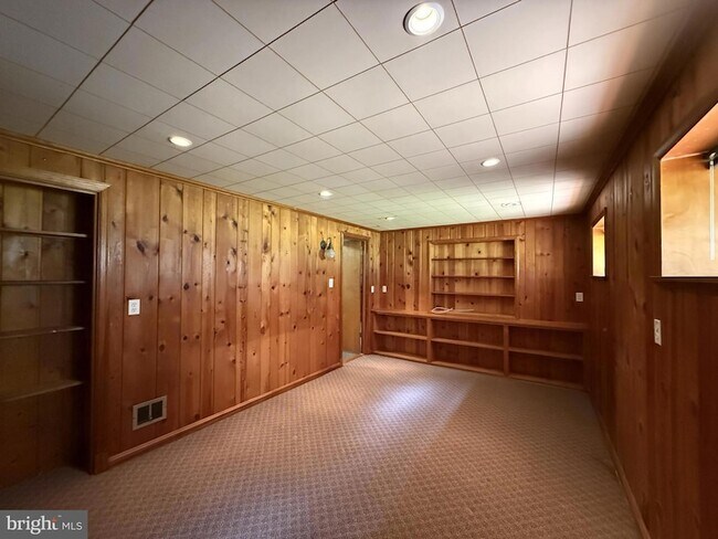Building Photo - 9209 E Parkhill Dr