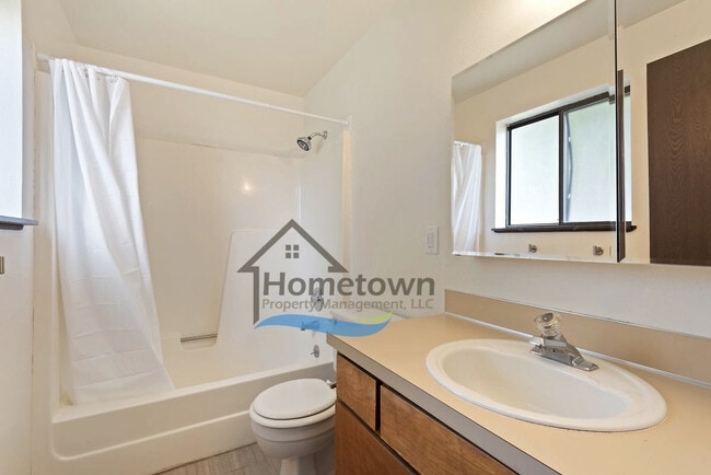 Building Photo - Great 3 Bedroom 2 Bath Duplex with Garage ...