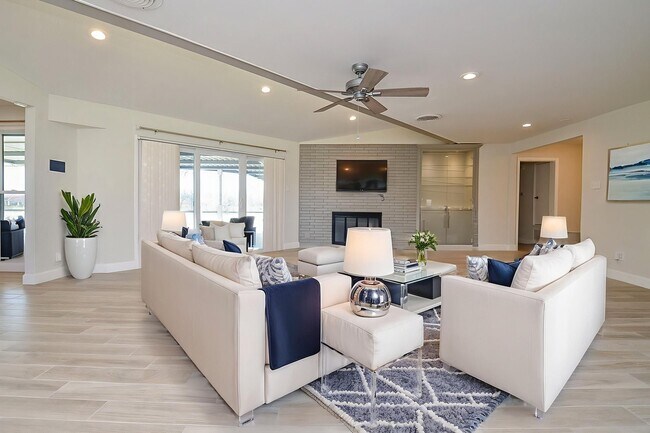 Building Photo - 414 Lakeview Dr