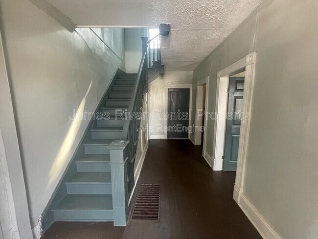 Building Photo - 2019 Main St