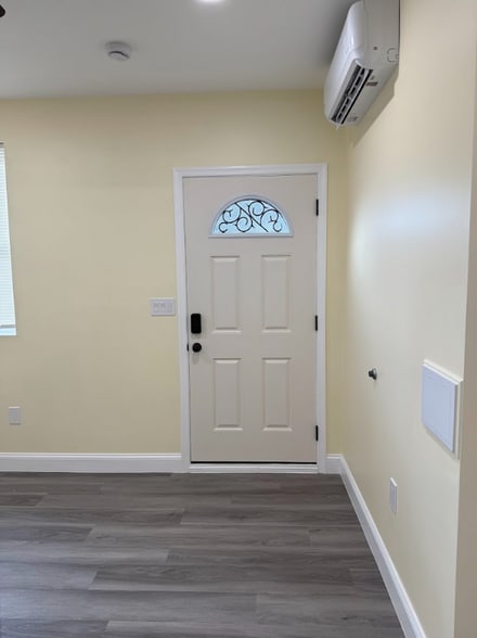 Building Photo - 1820 C St NE