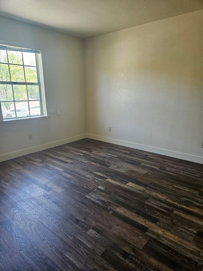 Building Photo - Greenley Oaks Townhome