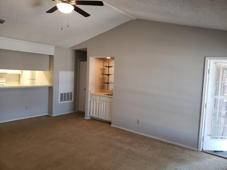 Living - 1202 Thorpe Ln