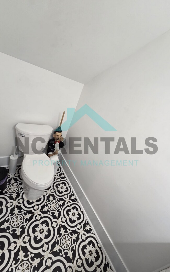 Building Photo - 1501 E Jones St