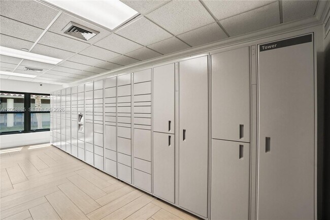 Building Photo - 3200 Port Royale Dr N