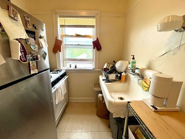 Interior Photo - 3825 N Oakland Ave