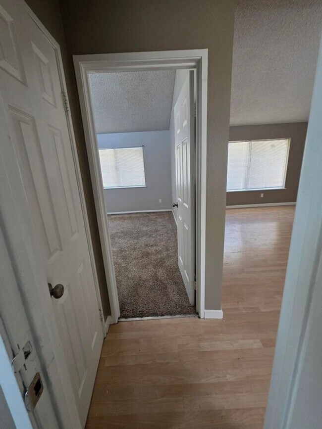 Building Photo - Move in Ready!!