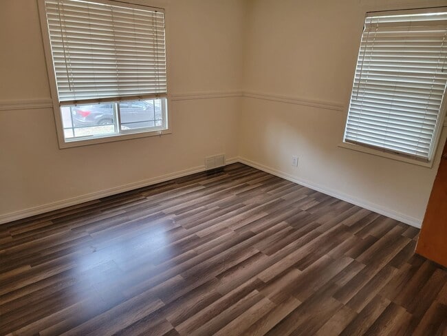 Building Photo - *MOVE IN SPECIAL * 1ST FULL MONTH FREE* Great 3-Bedroom Home IN The Garland District