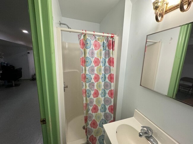 Building Photo - 3 Bedroom 1.5 Bathroom Available in Lancaster