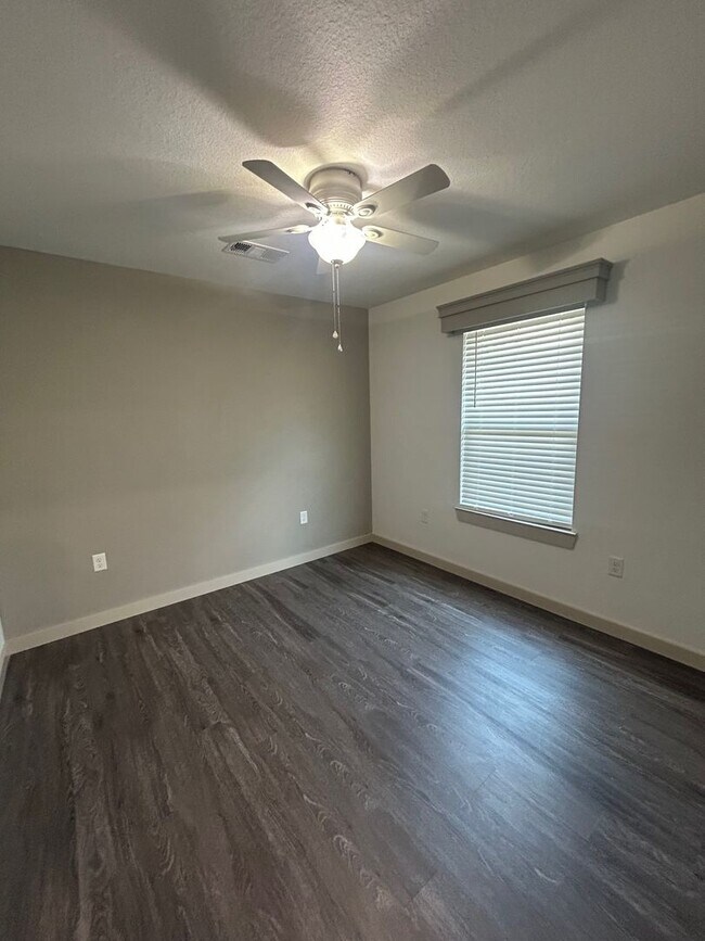 Building Photo - Beautiful Updated Home