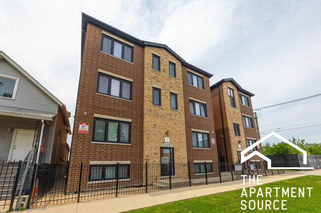 Building Photo - 738 N Avers Ave