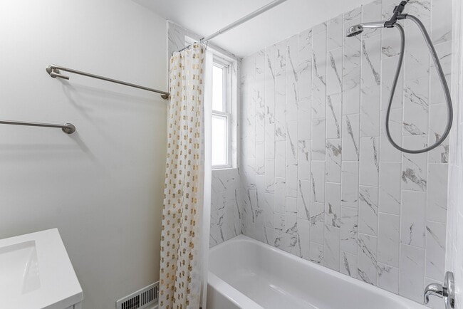 Building Photo - 2817 Maple Ave