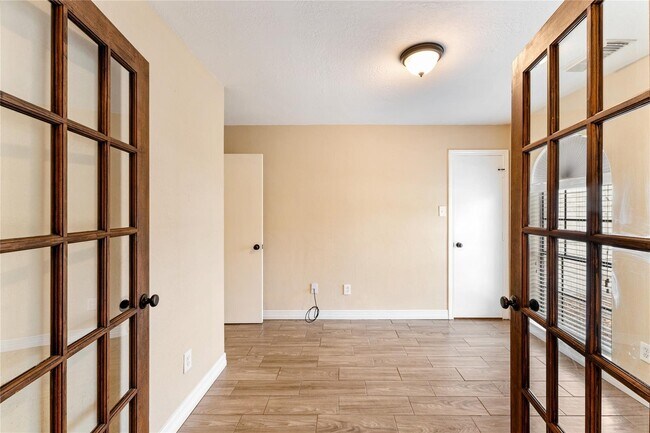 Building Photo - 5622 Village Park Dr