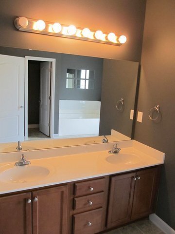 Building Photo - Beautiful 4 Bedroom Home with Spacious Backyard!