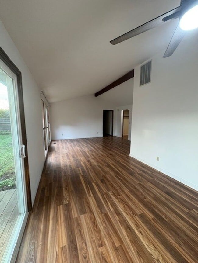 Building Photo - 3 bedroom/2 bath home