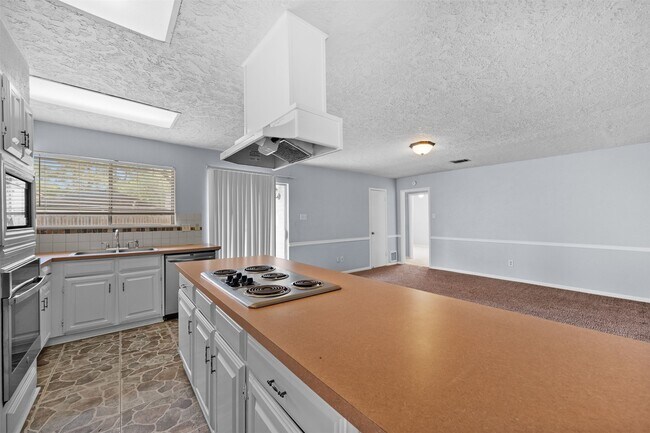 Building Photo - 25310 Pepper Ridge Ln