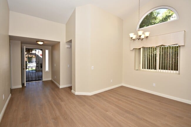 Building Photo - Updated 2Bed, 2Bath Home in Vista!