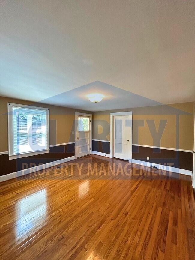 Building Photo - Three bedroom home downtown Cleveland!