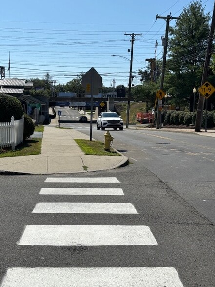 1 block from Milford center - 54 Darina Pl