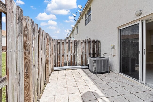 Building Photo - 9187 Fontainebleau Blvd