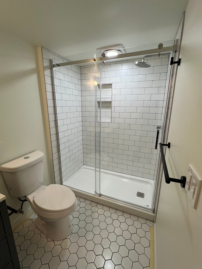 Spacious and luxurious bathroom - 522 Lee St
