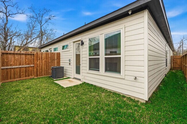 Building Photo - 6528 Weston St