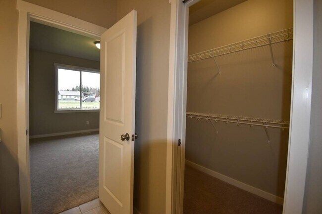 Building Photo - iscover this spacious 4-bedroom, 2.5-bath home in Lynden, WA