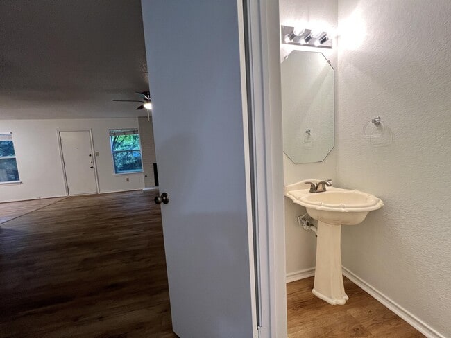 Building Photo - 8607 Cretys Cove