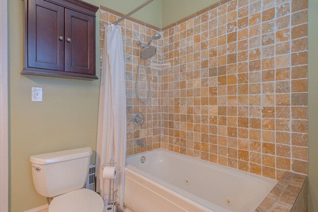 Building Photo - Grandin Court Foursquare convenient to SW City & SW Co!