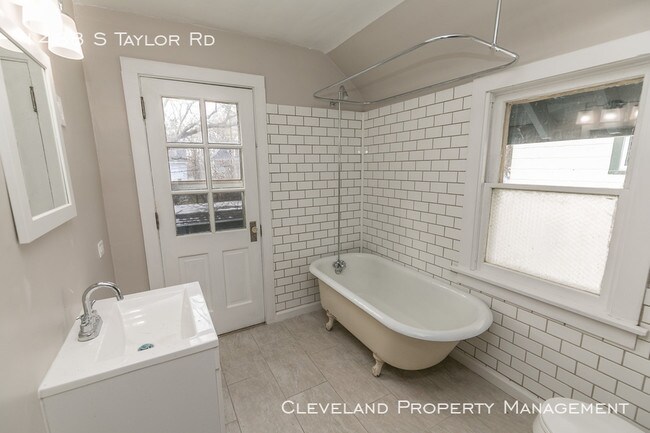 Building Photo - Charming 3 Bedroom Home