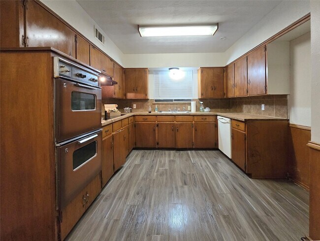 Building Photo - 648 Penguin Dr